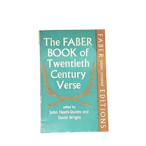 Puede incluir: Un libro azul turquesa con letras doradas titulado "The Faber Book of Twentieth Century Verse" con las palabras "Faber Paper Covered Editions" en el lomo.