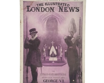 Può includere: Una fotografia in bianco e nero della copertina di una rivista che presenta un'illustrazione in bianco e nero di una processione funebre. Il testo della copertina recita "The Illustrated London News" e "The Lying-in-State and Funeral of His Late Majesty King George VI."