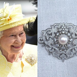 Royalty Replica Queen Elizabeth II The Richmond Brooch, Cubic Zirconia & Freshwater Pearl Silvertone Brooch or Necklace (Pearl-996)