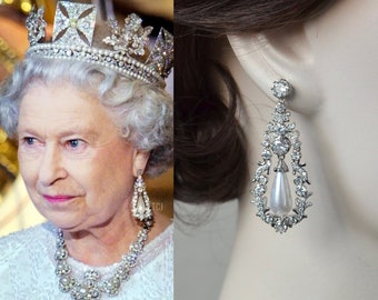 Boucles d'oreilles pendantes pendantes CZ avec pendentif perle de Gloucester Royalty Reproduction de la reine Elizabeth II, mariée, mariage (perle-1023)