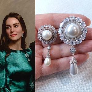 Royalty Replica Catherine Princess of Wales The Cambridge Pearl Brooch, Silver or Goldtone, CZ FW or Sim Pearl (Sparkle-3399)