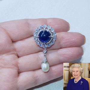 Queen Elizabeth II Replik Kleine Kaiserin Marie Feodorovna Brosche CZ & Süßwasserperlen-Brosche (Pearl-1008)