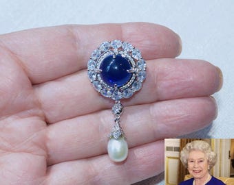 エリザベス2世女王をイメージしたパールイヤリング。キュービック