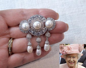 Queen Elizabeth II Reproduktion Königin Alexandras Brosche CZ Perlenbrosche oder Haarspange (Pearl-1006)