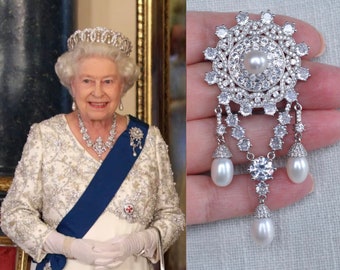 Royalty Reproduction Queen Elizabeth II Teck Corsage Brooch CZ & Freshwater Pearl Silvertone Brooch or Hair Clip (Pearl-995)