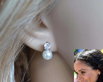 エリザベス2世女王をイメージしたパールイヤリング。キュービック