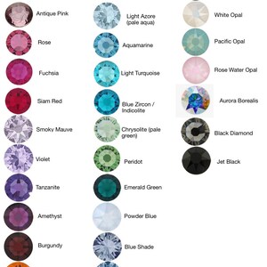 Puede incluir: Gr&aacute;fico de 24 diferentes strass redondos de vidrio en varios colores con sus nombres, incluyendo Crystal Clear, Jonquil (amarillo p&aacute;lido), Sapphire, Blush Vintage Rose, Light Topaz, Montana, Antique Pink, Rose, Light Azore (aqua p&aacute;lido), White Opal, Pacific Opal, Aquamarine, Fuchsia, Light Turquoise, Rose Water Opal, Siam Red, Aurora Borealis, Blue Zircon / Indicolite, Smoky Mauve, Chrysolite (verde p&aacute;lido), Black Diamond, Violet, Peridot, Tanzanite, Emerald Green, Amethyst, Powder Blue, Burgundy, Blue Shade, Tangerine, Denim Blue, Padparadscha y Light Sapphire.