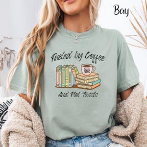 Fueled by Coffee and Plot Twists T-shirt, Bokälskare-T-shirt, Komfortfärger