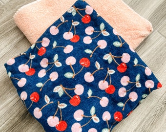 Pantalones de toalla con bonitos colores cerezas rosas y rojas