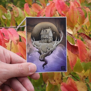 Könnte beinhalten: Ein Aufkleber mit einer handgezeichneten Illustration eines Hauses in einem Baumstamm, umgeben von einem wirbelnden lila und grauen Hintergrund.