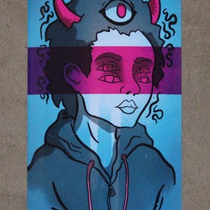 Puede incluir: Una pegatina rectangular con una ilustración estilizada de una figura con cabello oscuro, dos cuernos rojos y un tercer ojo en la frente. La figura tiene cuatro ojos en la cara, viste una sudadera oscura con cordones rosas y se sitúa sobre un fondo azul con una franja horizontal morada. El texto 20 A 20 aparece en la esquina.