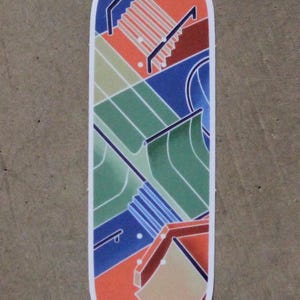 Puede incluir: Una pegatina vertical de forma ovalada que presenta una colorida ilustración gráfica de un parque de patinaje. El diseño incluye formas geométricas en tonos naranja, verde y azul, representando escaleras, rampas y barandillas con líneas oscuras.