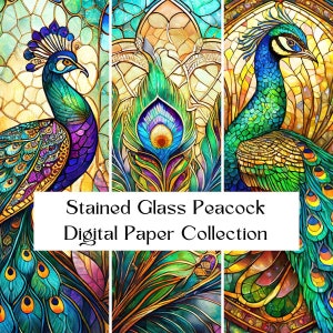 Può includere: Una collezione di carta digitale con un design di pavone in vetro colorato. Il pavone è raffigurato in tonalità di blu, verde e oro, con dettagli intricati nelle piume e nel corpo. Lo sfondo è un mosaico di vetro colorato.
