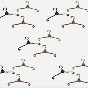 Craftuneed 15 peças de liga metálica de qualidade mini cabide para roupas de boneca cabides acessórios