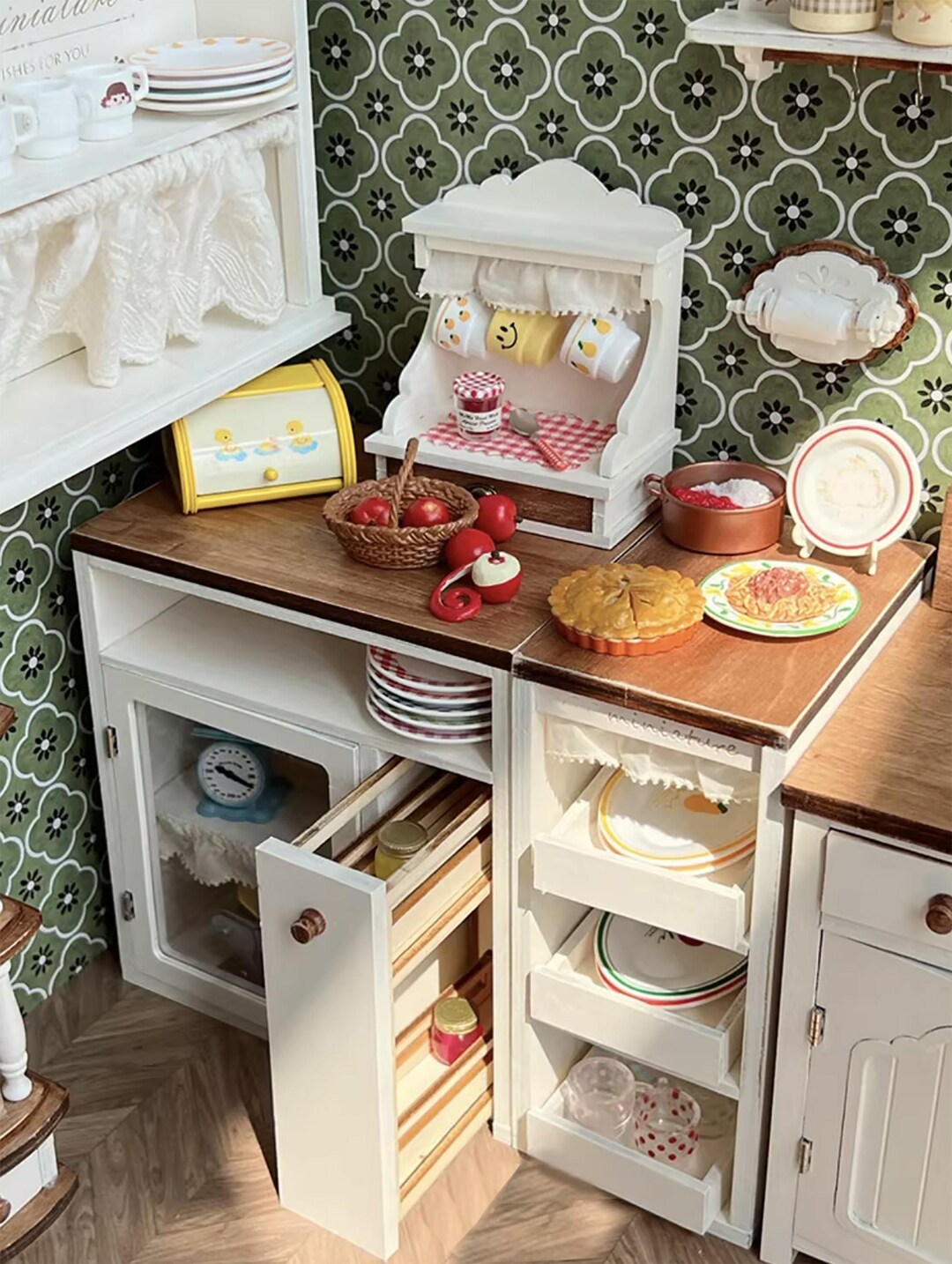 thumbnail image 2 of 1:76 OO Scale Miniature Kitchen Cupboard Unit – Unpainted Resin – For Dioramas & Model Layouts 2 of 3