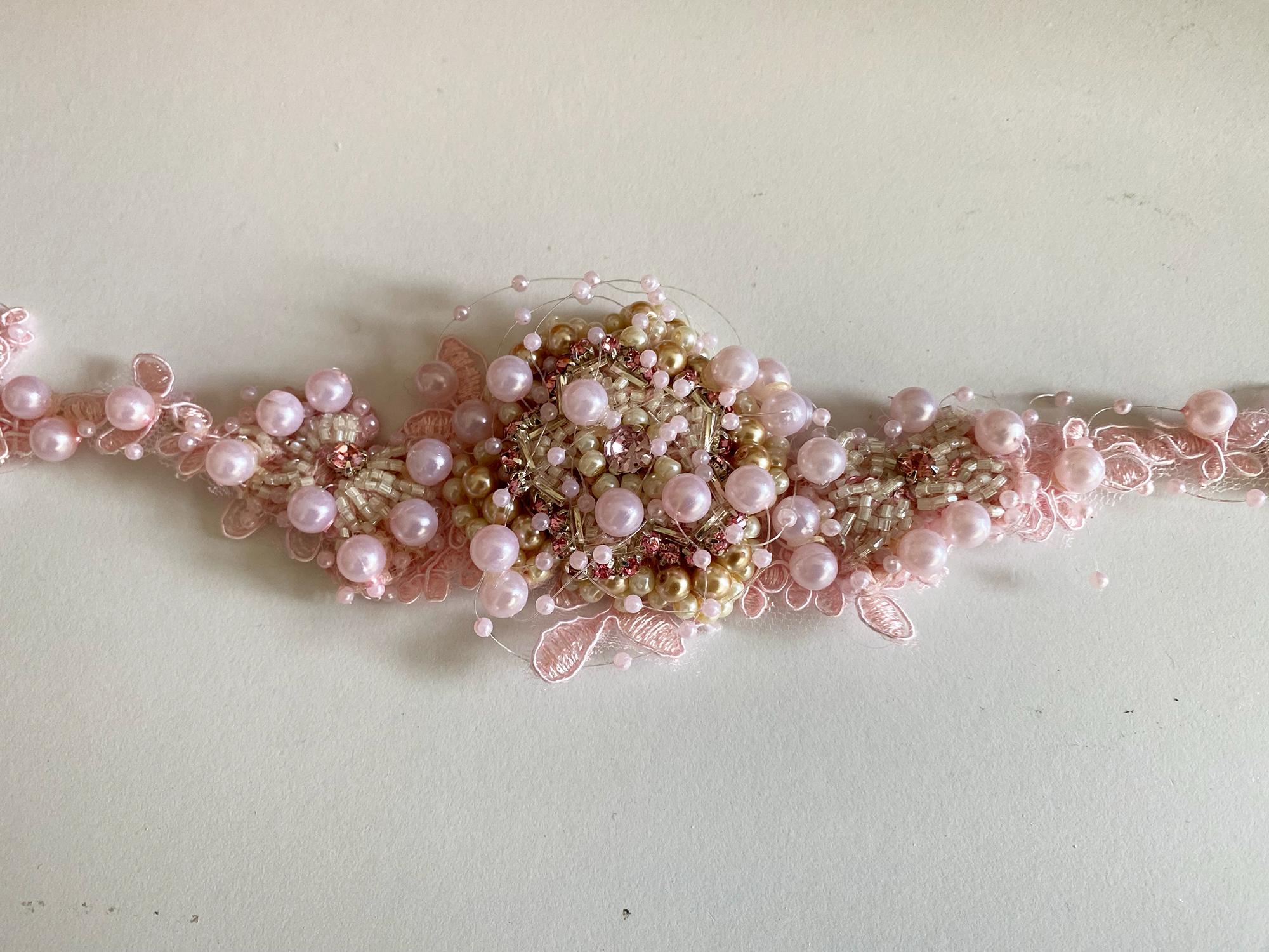 ハンドメイドのピンクビーズレースチョーカー：刺繍入り花柄フェアリー