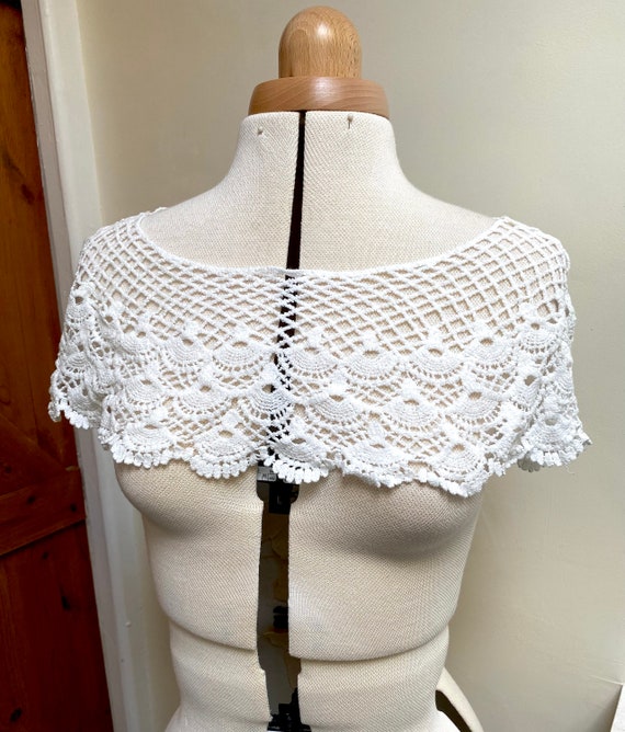 Ivory Crochet Lace Collar Applique - Sewing Motif Patch