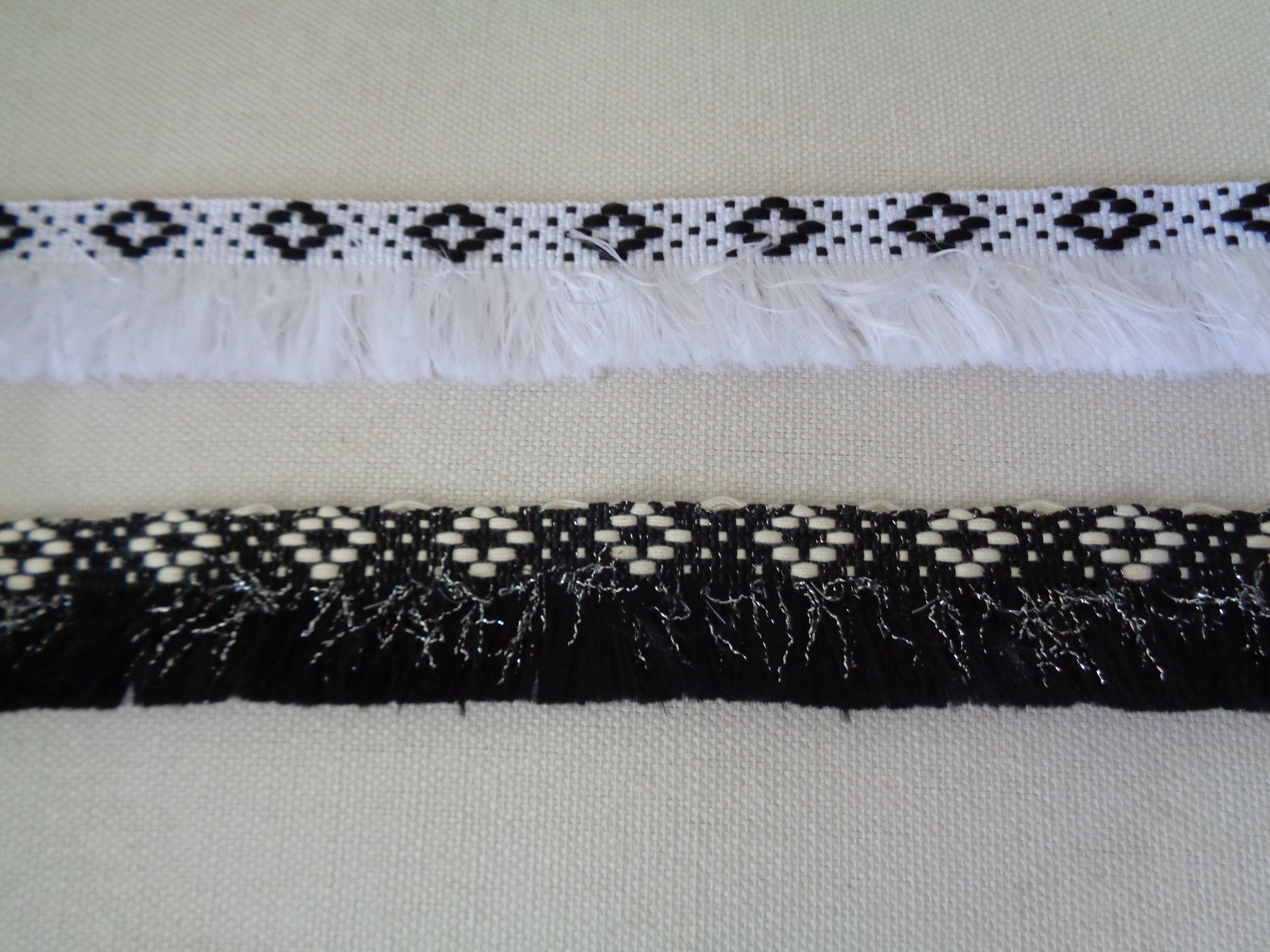 Un noir ou blanc galon frange garniture Garniture / bordure couture garniture / veste manteau garniture est à vendre. Vendu par verge 90cm Un noir ou blanc galon frange garniture garniture Garniture / bordure couture garniture garniture / veste manteau garniture est à vendre. Vendu par verge 90cm 8da287