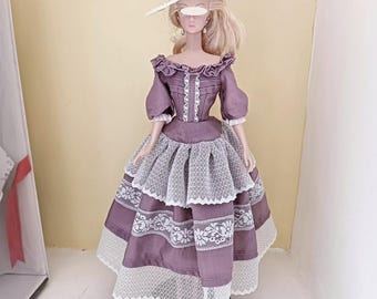 Jolie robe de poupée époque XXème