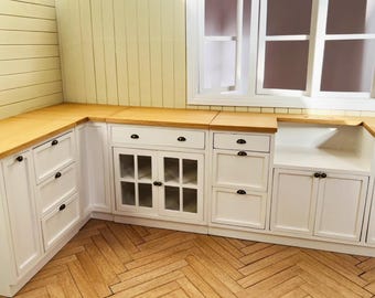 Móveis de cozinha artesanais em escala 1:6 para casa de bonecas, incluindo armário e ilha em miniatura.