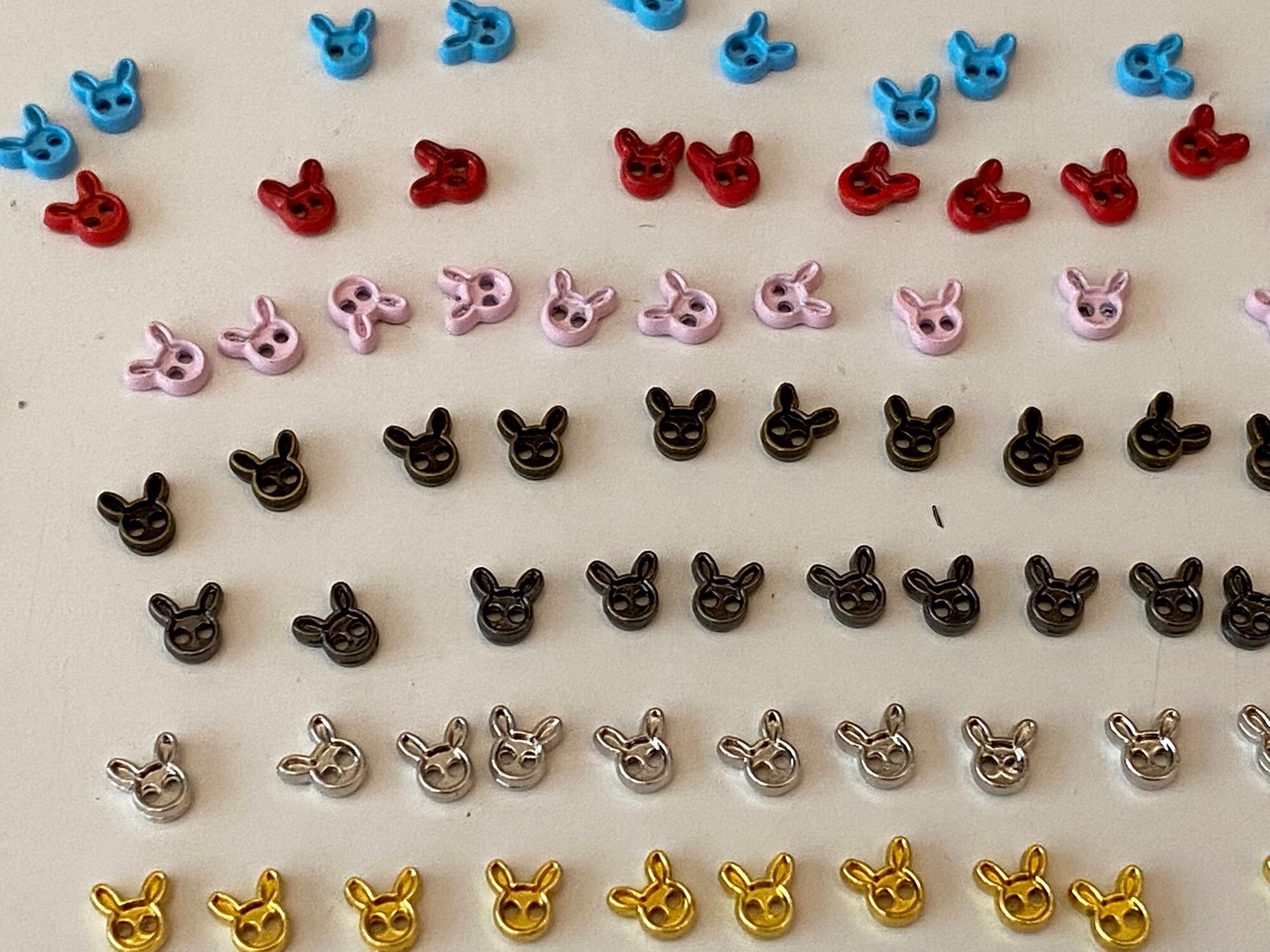 ミニドール用ボタン：4mm幅 ウサギ＆花柄 ミニチュア用縫製ボタン