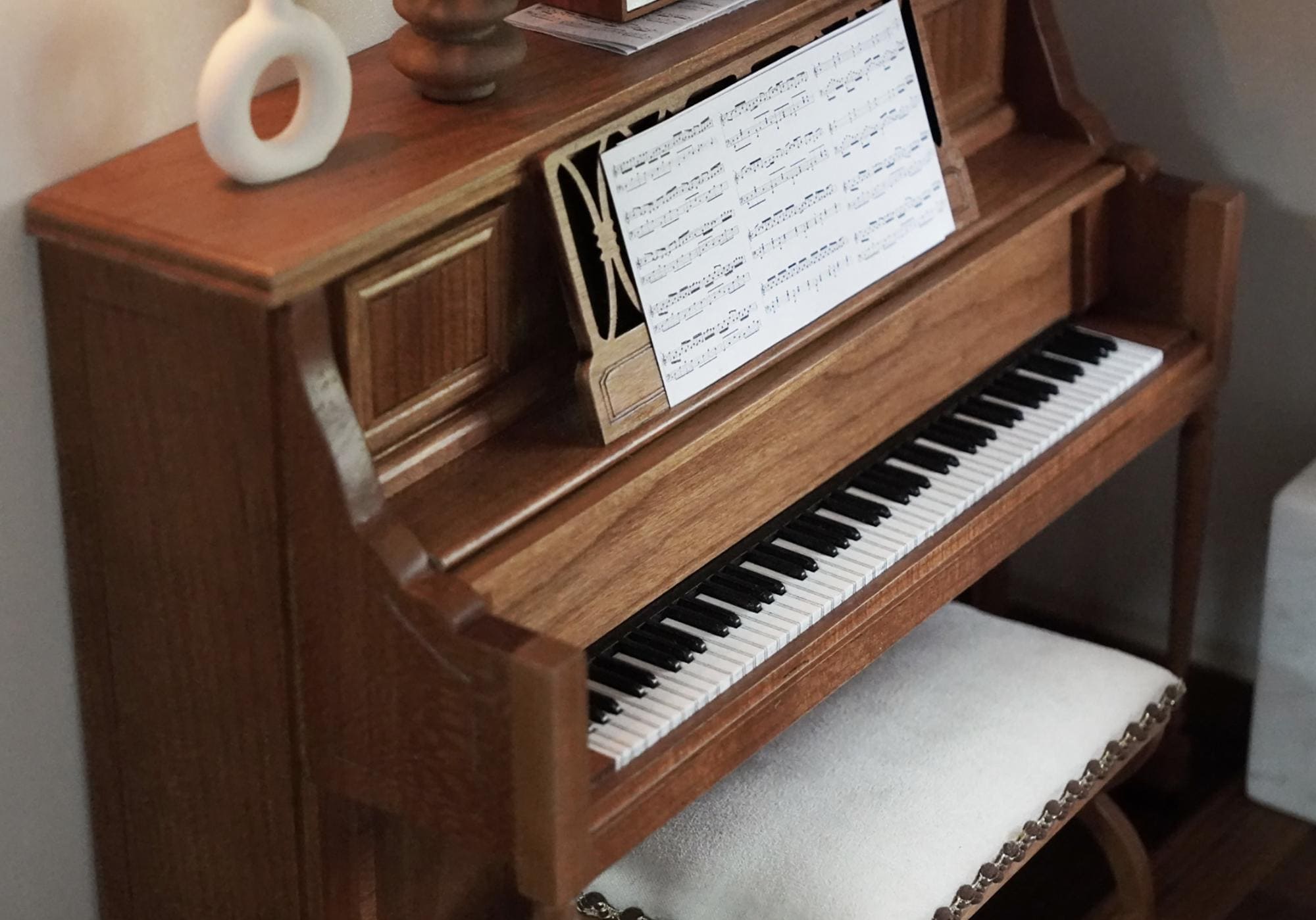 Piano Droit Miniature Blanc Avec Tabouret Et Partition – Décoration Maison De Poupée, Meuble Miniature, Instrument échelle