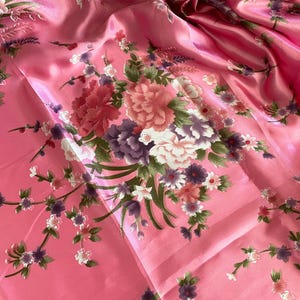 Craftuneed 1 metro tessuto di raso con stampa floreale rosa stile giapponese peonia fiore tessuto lucido per cucire