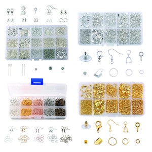 Puede incluir: Surtido de hallazgos para pendientes y suministros para la elaboración de joyas en cuatro recipientes de plástico transparente. Los recipientes están llenos de ganchos para pendientes, anillos de salto y otros hallazgos de color plateado, dorado y oro rosa.