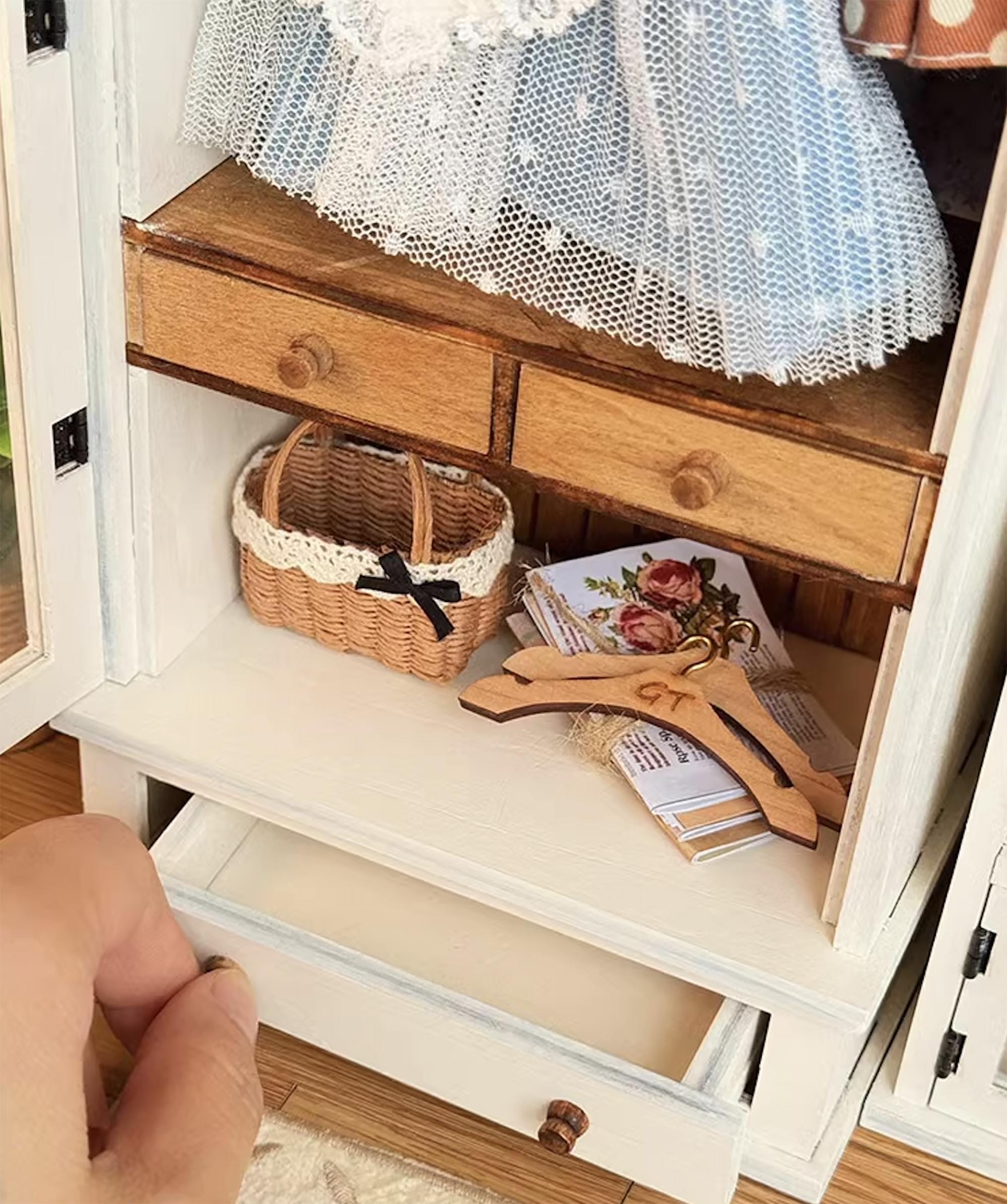 手作り1:6スケールのミニチュアドールハウスワードローブと