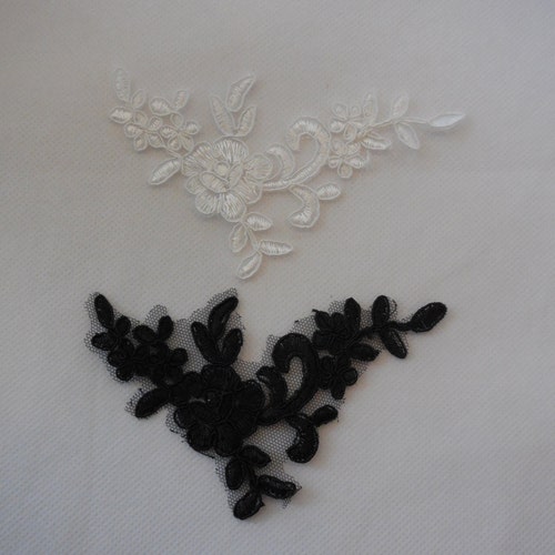 Un petit morceau d'applique en dentelle noire OU ivoire/motif floral en dentelle pour la confection de robe Par pièce P&P combiné