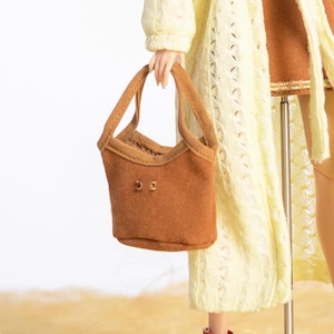 Craftuneed 1:6 Miniatur Puppen Logo Handtasche Miniature Braun Faux Wildleder Tote Bag Crossbody Geldbörse mit Gold Kette für Modepuppen