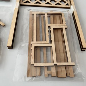 Puede incluir: Un conjunto de piezas de madera para construir una valla de madera en miniatura. Las piezas est&aacute;n en una bolsa de pl&aacute;stico transparente.
