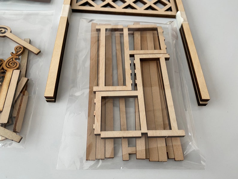 Puede incluir: Un conjunto de piezas de madera para construir una valla de madera en miniatura. Las piezas est&aacute;n en una bolsa de pl&aacute;stico transparente.