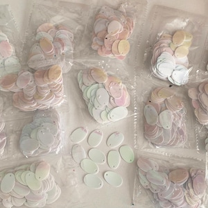 Craftuneed Bundle 1450Pieces Weiß Regenbogen Oval Form Pailletten Bastelbedarf für DIY Projekte Kostüme & Verzierungen