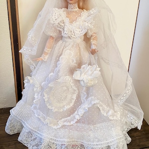 Craftuneed 1:6 Miniatur Victorian Style Doll Hochzeitskleid mit Schleier und Handtasche Vintage Ivory Lace Brautkleid für Fashion Doll