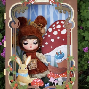 Craftuneed 1:6 Scale Hand-Painted Fairy Tale Dustproof Doll Display Box Case Miniature Vintage Woodland Style Scene Showcase Box for Dolls