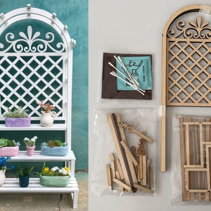 Puede incluir: Un soporte de plantas de madera blanca con un dise&ntilde;o de enrejado y tres estantes. El soporte est&aacute; decorado con peque&ntilde;as plantas en macetas y una jarra de cer&aacute;mica blanca. El soporte est&aacute; ensamblado y listo para usar. La imagen tambi&eacute;n muestra las partes no ensambladas de un soporte de plantas similar en una bolsa de pl&aacute;stico.