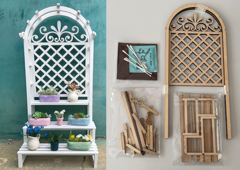 Puede incluir: Un soporte de plantas de madera blanca con un dise&ntilde;o de enrejado y tres estantes. El soporte est&aacute; decorado con peque&ntilde;as plantas en macetas y una jarra de cer&aacute;mica blanca. El soporte est&aacute; ensamblado y listo para usar. La imagen tambi&eacute;n muestra las partes no ensambladas de un soporte de plantas similar en una bolsa de pl&aacute;stico.