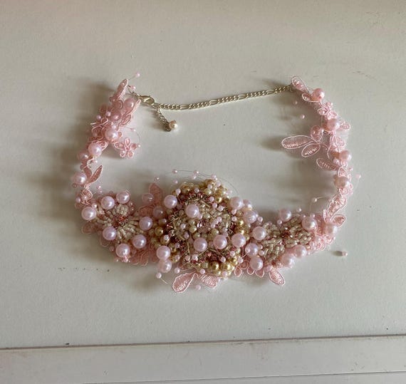 ハンドメイドのピンクビーズレースチョーカー：刺繍入り花柄フェアリー