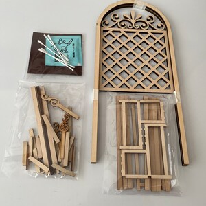 Puede incluir: Un kit de enrejado de madera con una parte superior decorativa y un dise&ntilde;o de celos&iacute;a de diamante. El kit incluye el marco del enrejado, los paneles de celos&iacute;a y un conjunto de piezas de madera para ensamblar el enrejado.