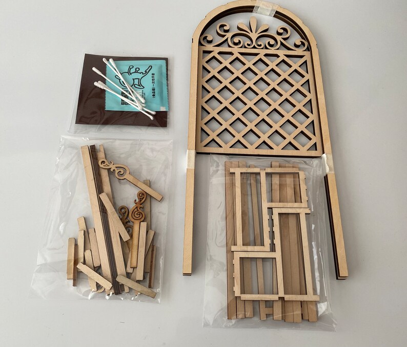 Puede incluir: Un kit de enrejado de madera con una parte superior decorativa y un dise&ntilde;o de celos&iacute;a de diamante. El kit incluye el marco del enrejado, los paneles de celos&iacute;a y un conjunto de piezas de madera para ensamblar el enrejado.