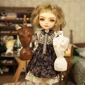 Craftuneed 1:6 Scale Miniature Vintage French Style Wooden Dress Form Mannequin Prop with 2 Interchangeable Bases Doll Furniture