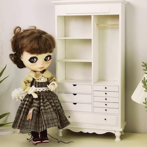 Craftuneed 1: 6 Miniatur Kleiderschrank Schrank Möbel Puppenhaus Display Schrank Lagerung mit Schubladen & Kleiderstange für Puppen