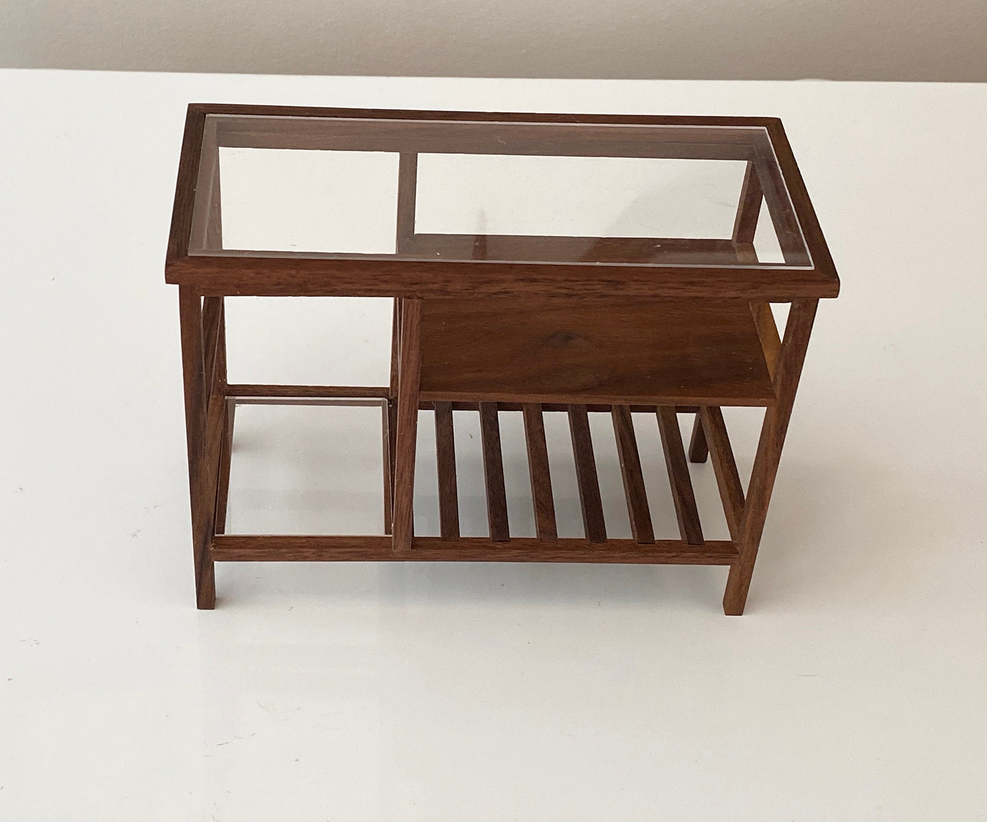 Mobili per casa delle bambole in miniatura 1:6 fatti a mano, tavolo con ripiano a scala a 3 livelli per riporre le bambole - Italia