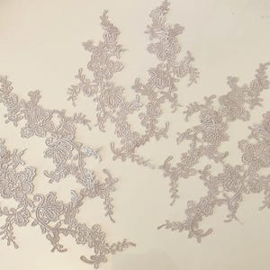 Paket med 6 st grå spetsapplikationer med broderad blommig spetsmotiv