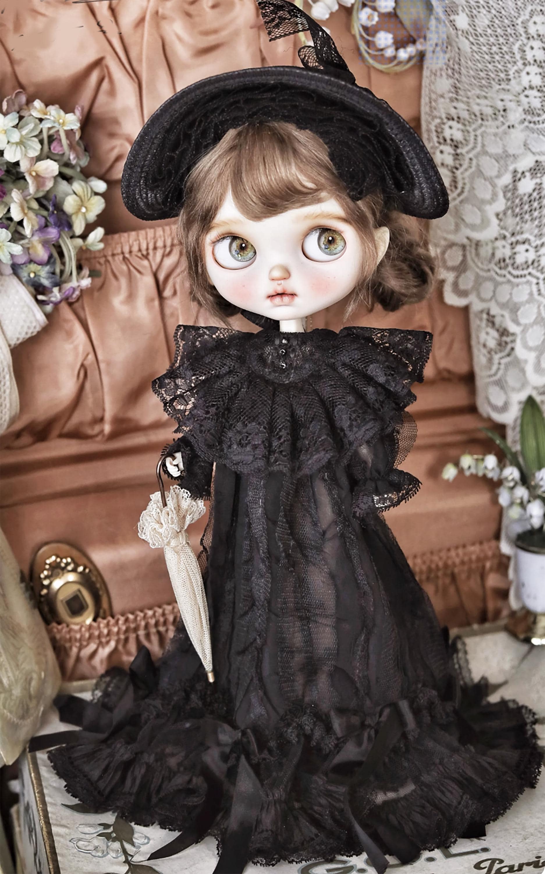 アンティークビンテージ小さなドール人形ビスクドール ドレス帽子コットンレース生地 アンティークビンテージ小さなドール人形ビスクドール ドレス帽子