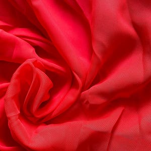 Paquete Craftuneed de 4,8 metros de tela de gasa suave premium en color rojo para coser vestidos y manualidades.