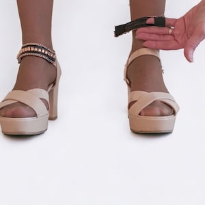 Dekorative Riemen für Sandalen und Mary Jane. Diese Armbänder werden den Stil Ihrer Schuhe leicht ändern.