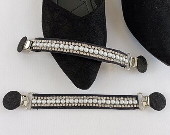 Cinturini neri per scarpe con perle: elegante accessorio per