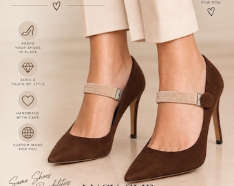 Può includere: Décolleté a punta con tacco alto color marrone scuro, dotate di cinturini elastici beige con fibbie in metallo argentato e un bottone laterale circolare. Il testo riporta CUSTOM ORDER, KEEPS YOUR SHOES IN PLACE, ADDS A TOUCH OF STYLE, HANDMADE WITH CARE, CUSTOM MADE FOR YOU, SAME SHOES NEW POSSIBILITIES e LUCY CLIP SHOE STRAPS.